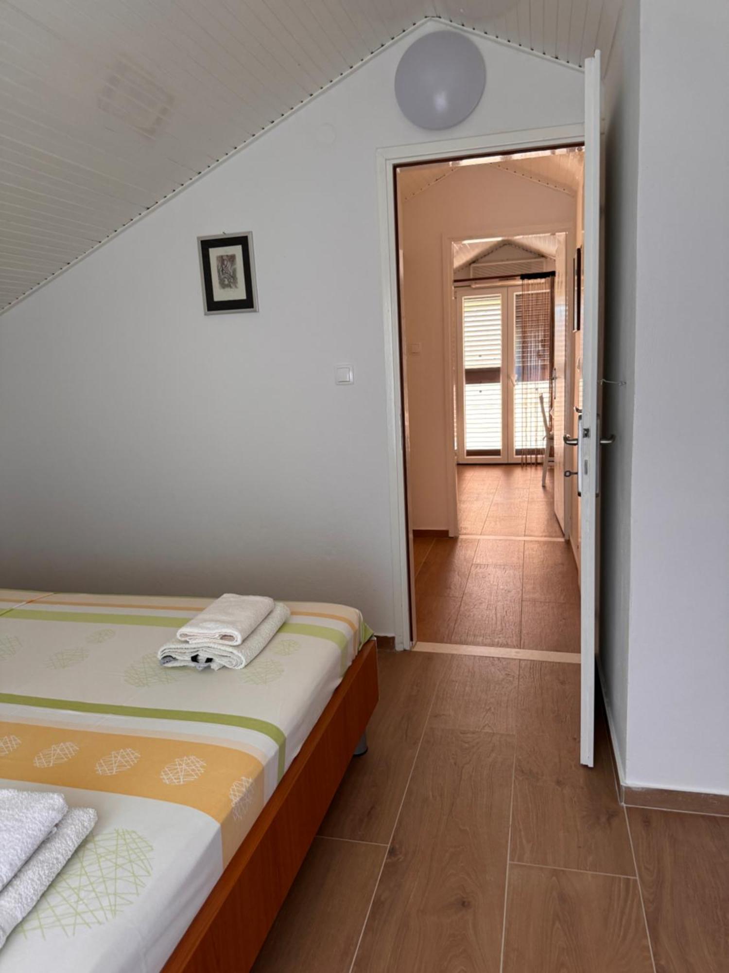 Apartmani Fides Lumbarda Bilik gambar